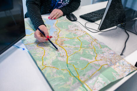 A person pointing to a map of Tuusula